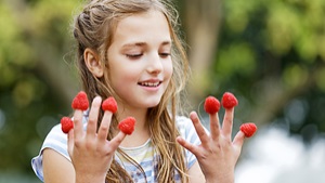 Mädchen mit Himbeeren