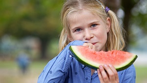 Mädchen mit Melone